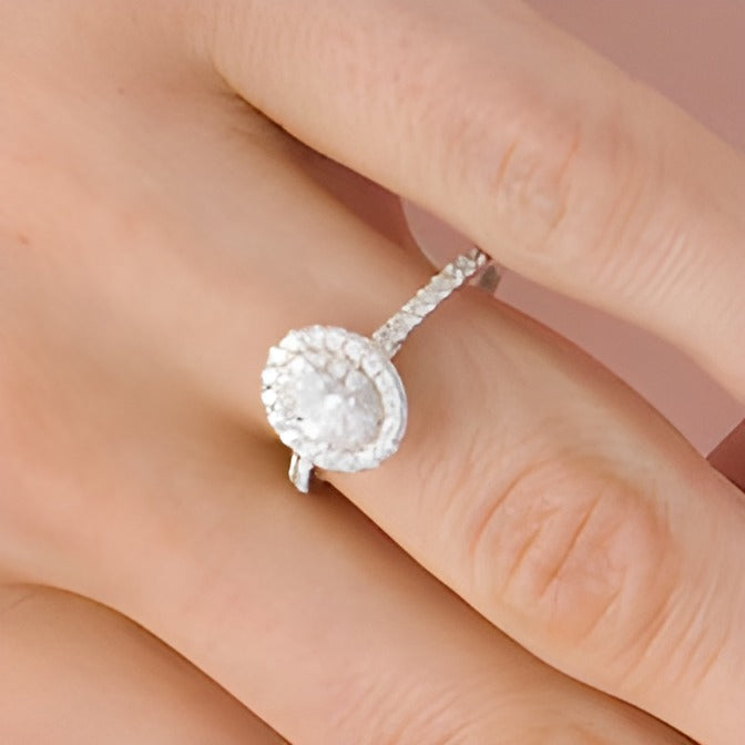 0,88 ct. Gesamtgewicht Halo-Verlobungsring mit ovalem Diamant in 10K Weißgold