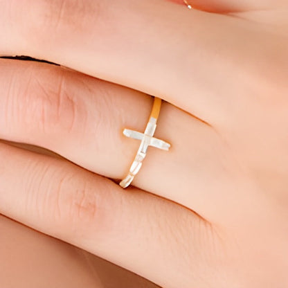 0.17 ct. Gesamtgewicht Diamant-Cross-Ring mit Baguette- und rundem Schliff in 10K Gelbgold