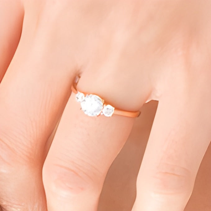 Dreistein-Verlobungsring mit Diamanten 1.0 ct. Gesamtgewicht in 14K Roségold