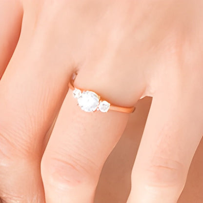 Dreistein-Verlobungsring mit Diamanten 1.0 ct. Gesamtgewicht in 14K Roségold