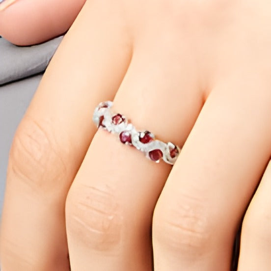 3,0 mm Rubin und 0,17 ct. Gesamtgewicht Diamant Wellen-Ring in 14K Weißgold