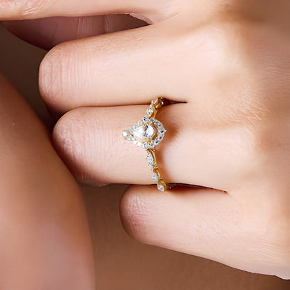 0.5 ct. Gesamtgewicht Halo-Verlobungsring mit tropfenförmigem Diamant in 14K Gelbgold (I/I1)