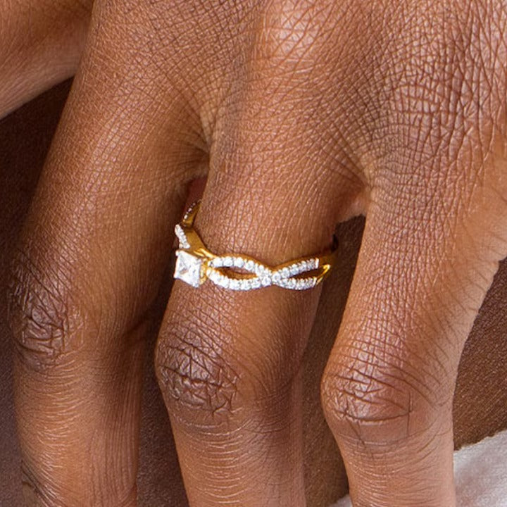 0.5 ct. Gesamtgewicht Verlobungsring Solitär mit seitlichem Besatz mit Diamanten im Princess- und Rundschliff in 10K Gelbgold