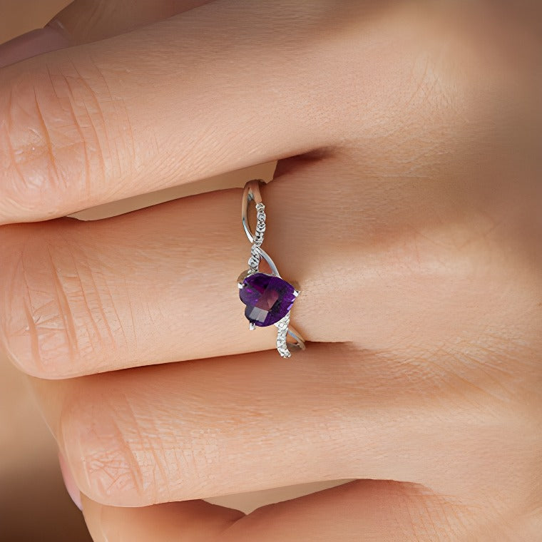 Ring mit herzförmigem Amethyst 6,0 mm und Diamanten 0,05 ct. Gesamtgewicht mit gedrehter Ringschiene in 10K Weißgold