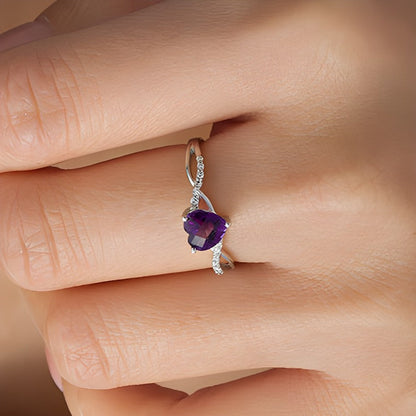Ring mit herzförmigem Amethyst 6,0 mm und Diamanten 0,05 ct. Gesamtgewicht mit gedrehter Ringschiene in 10K Weißgold