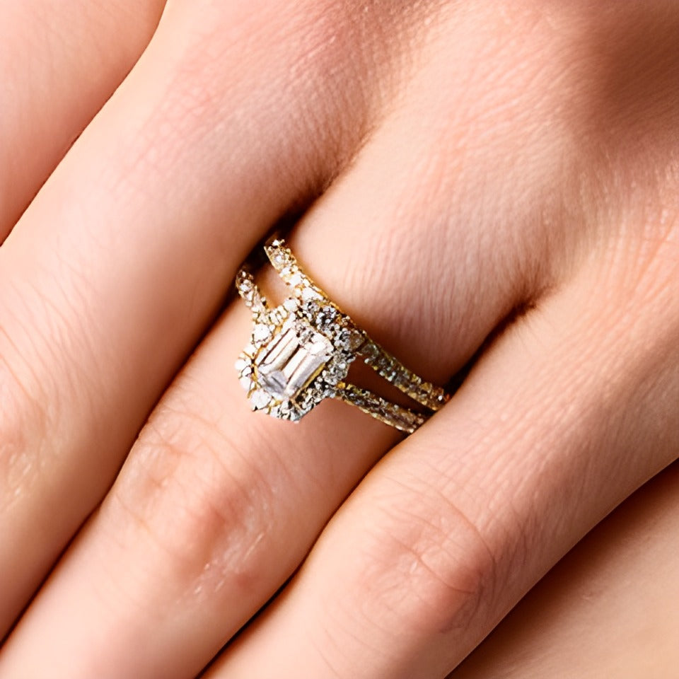 Braut-Set mit Diamanten im Smaragdschliff 1.5 ct. Gesamtgewicht und Kissenschliff-Halo in 14K Gelbgold