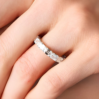 4.88 ct. Gesamtgewicht Memoire-Ring mit Labordiamanten im Smaragdschliff in 14K Weißgold (F/VS2) - Größe 6