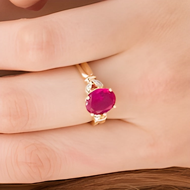 Fashion Ring mit ovalem Labor-Rubin und Diamant-Besatz in Blattoptik und geteilter Schiene in 10K Gelbgold