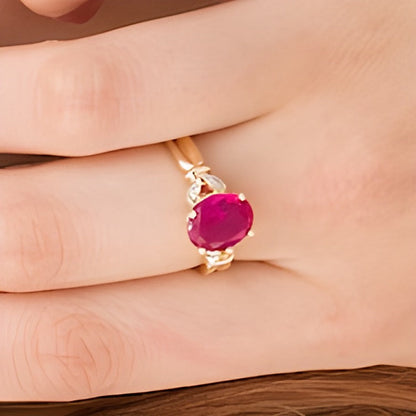 Fashion Ring mit ovalem Labor-Rubin und Diamant-Besatz in Blattoptik und geteilter Schiene in 10K Gelbgold