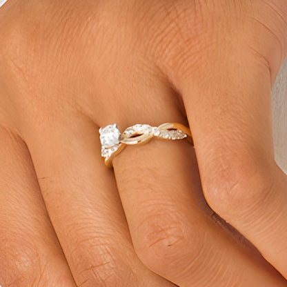 1.0 ct. Gesamtgewicht Diamant Solitär mit seitlichem Besatz Verlobungsring mit gedrehter Ringschiene in 14K Gelbgold