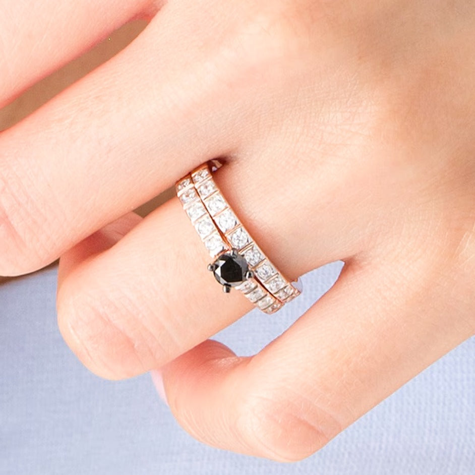1.0 ct. Gesamtgewicht behandelter schwarzer und weißer Diamant Brautset in 10K Roségold