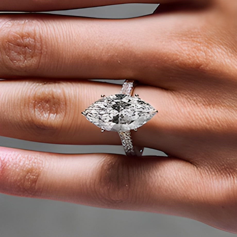6.5 ct. Gesamtgewicht Solitär mit seitlichem Besatz mit Labordiamanten im Marquise- und Rundschliff in 14K Gelbgold (F/VS2)