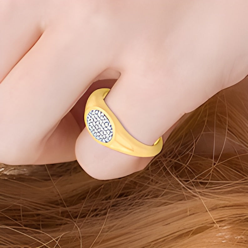 Signet-Ring mit ovalem Diamant-Besatz 0.1 ct. Gesamtgewicht in 10K Gelbgold