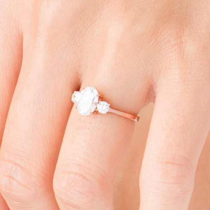 1,25 ct. Gesamtgewicht Dreistein-Verlobungsring mit Diamanten in Oval und rund in 14K Roségold