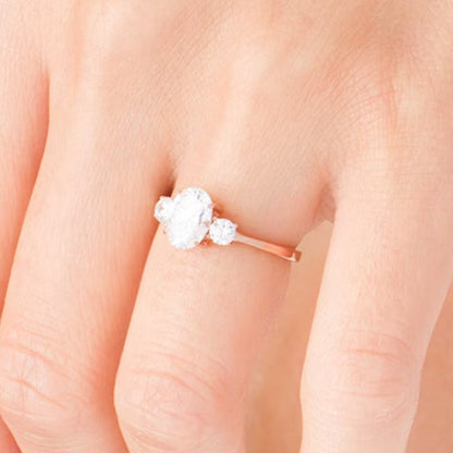 1,25 ct. Gesamtgewicht Dreistein-Verlobungsring mit Diamanten in Oval und rund in 14K Roségold