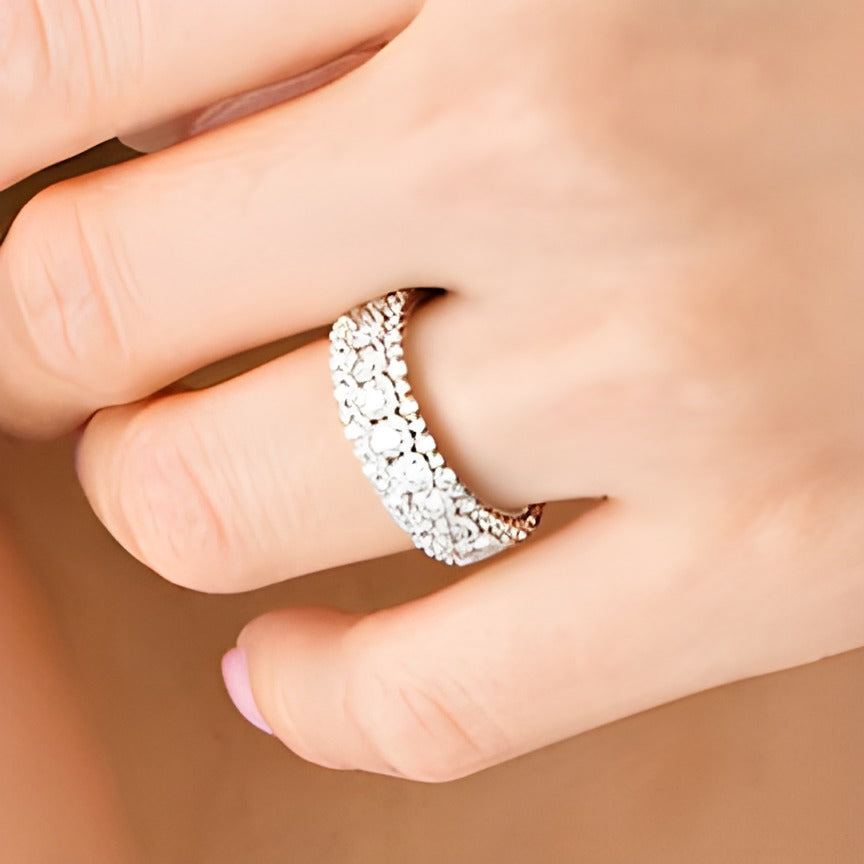 Memoire-Ring mit 3.0 ct. Gesamtgewicht Diamanten im Vintage-Stil mit Muschelrand in 14K Weißgold