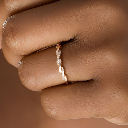 0.05 ct. Gesamtgewicht Diamant Twist-Ehering in 10K Roségold