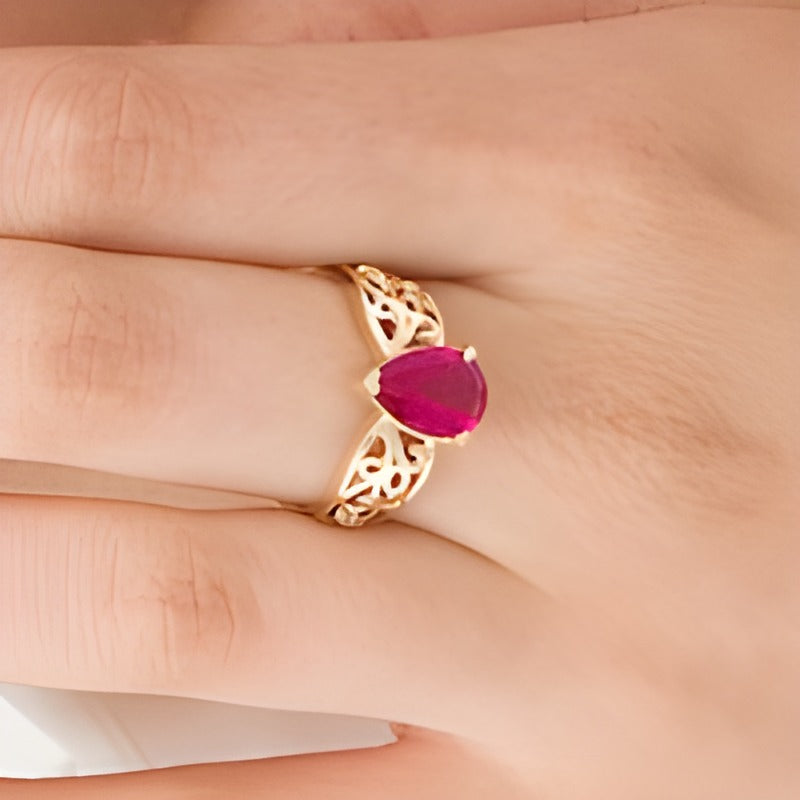 Fashion-Ring mit tropfenförmigem Labor-Rubin in 10K Gelbgold