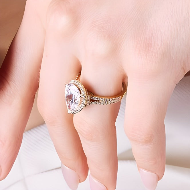 3.63 ct. Gesamtgewicht tropfenförmiger Labordiamant Halo Verlobungsring mit geteiltem Ring in 14K Gelbgold (F/VS2)