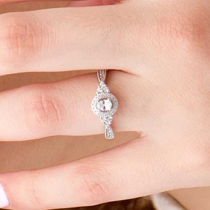 0,33 ct. Gesamtgewicht Verlobungsring im Vintage-Stil mit ovalem Diamant-Halo und seitlichem Diamantbesatz in 10K Weißgold