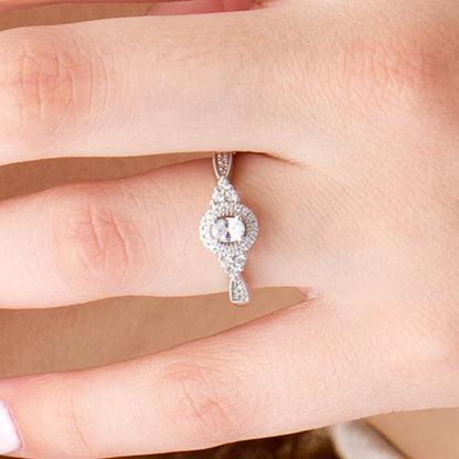 0,33 ct. Gesamtgewicht Verlobungsring im Vintage-Stil mit ovalem Diamant-Halo und seitlichem Diamantbesatz in 10K Weißgold