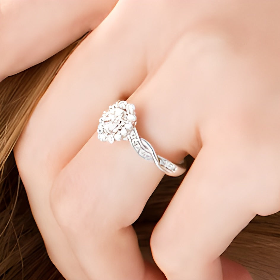 0,75 ct. Gesamtgewicht Verlobungsring im Vintage-Stil mit ovalem Diamant, Halo und gedrehtem Ring in 10K Weißgold