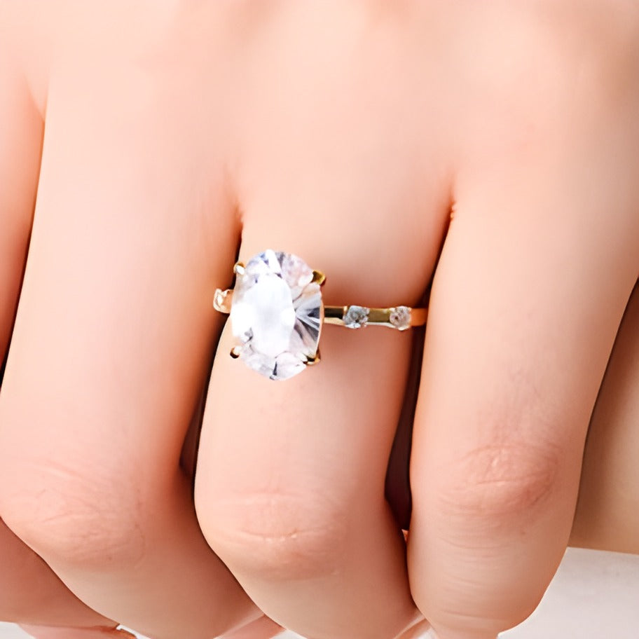 4.25 CT. Gesamtgewicht Solitär mit seitlichem Besatz Verlobungsring mit ovalem Labordiamant in 14K Gelbgold (F/VS2)