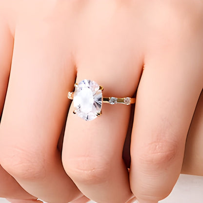 4.25 CT. Gesamtgewicht Solitär mit seitlichem Besatz Verlobungsring mit ovalem Labordiamant in 14K Gelbgold (F/VS2)