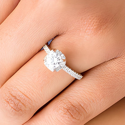 1.38 ct. Gesamtgewicht Diamant Verlobungsring mit Halo im Kissenschliff in 14K Weißgold