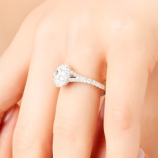 0.75 ct. Gesamtgewicht Verlobungsring mit ovalem Diamant-Besatz und Split-Shank in 10K Weißgold