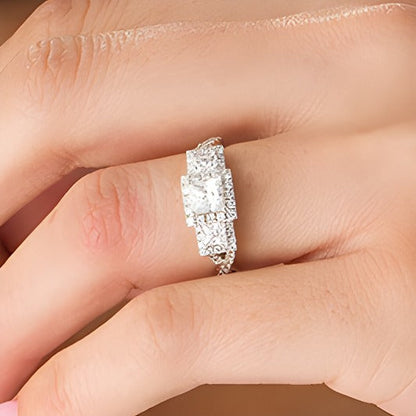 Dreistein-Verlobungsring mit Diamanten im Princess- und Rundschliff 1.5 ct. Gesamtgewicht in 14K Weißgold