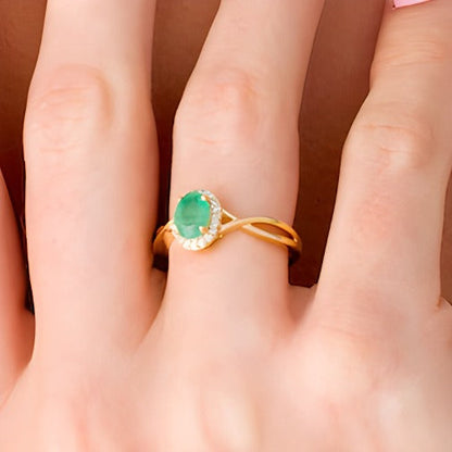 Fashion-Ring mit ovalem Smaragd und 0,07 ct. Gesamtgewicht Diamanten in 10K Gelbgold