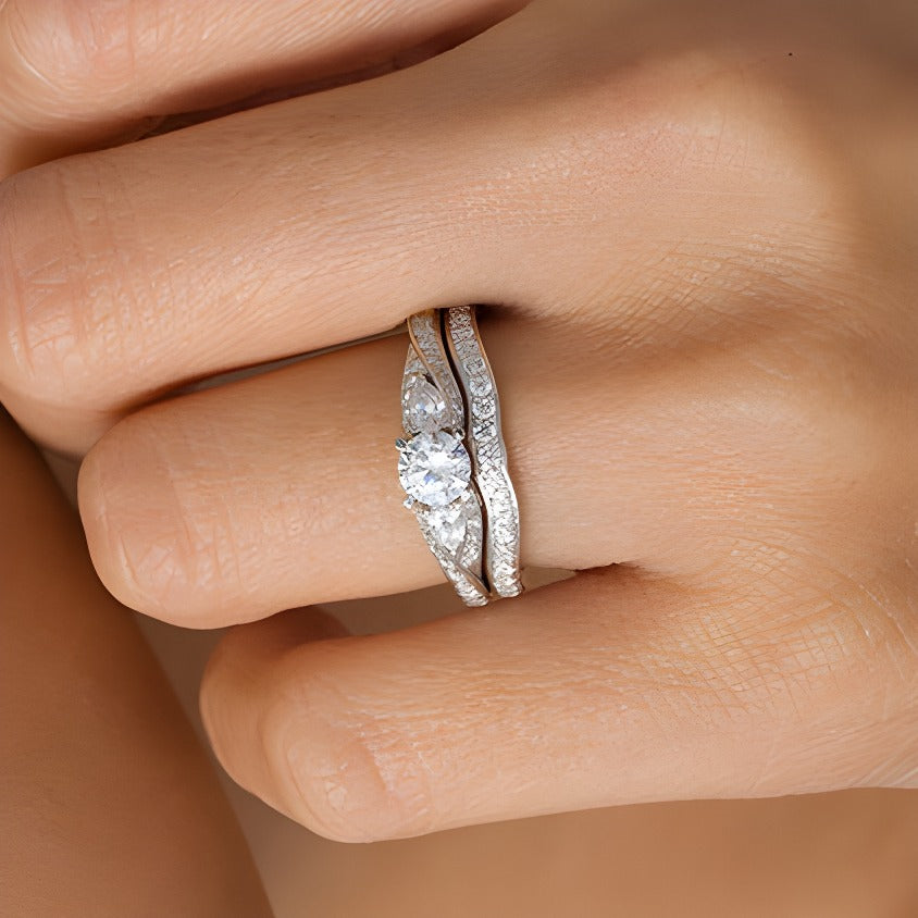 1.38 ct. Gesamtgewicht Diamant Bypass Dreistein Brautset in 14K Weißgold