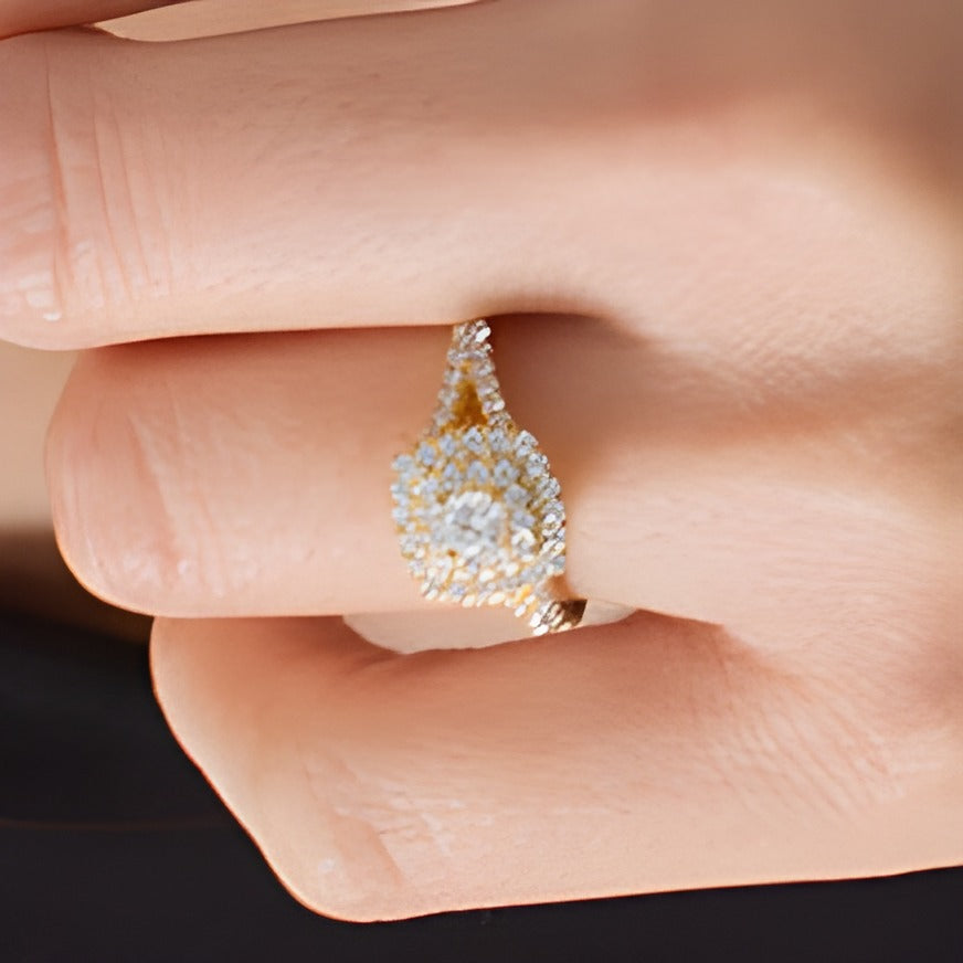 Verlobungsring mit Diamanten im Halo, rund und Kissenschliff, 1.0 ct. Gesamtgewicht, 10K Gelbgold