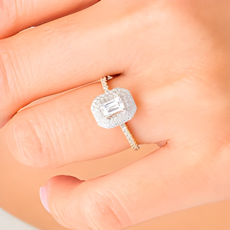 0,75 ct. Gesamtgewicht Verlobungsring mit Diamant im Smaragdschliff und doppeltem oktogonalem Halo in 14K Gelbgold