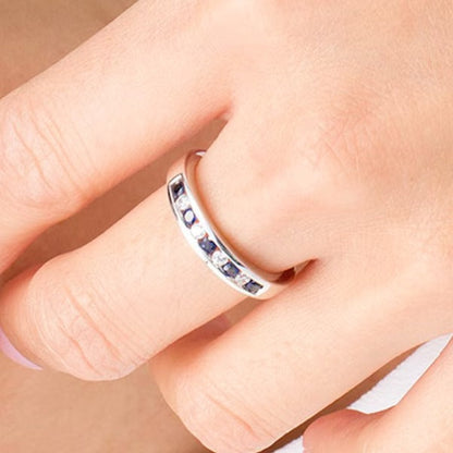Ring mit blauem Saphir und Diamant 0,13 ct. Gesamtgewicht kanalgefasst im Wechsel in 14K Weißgold