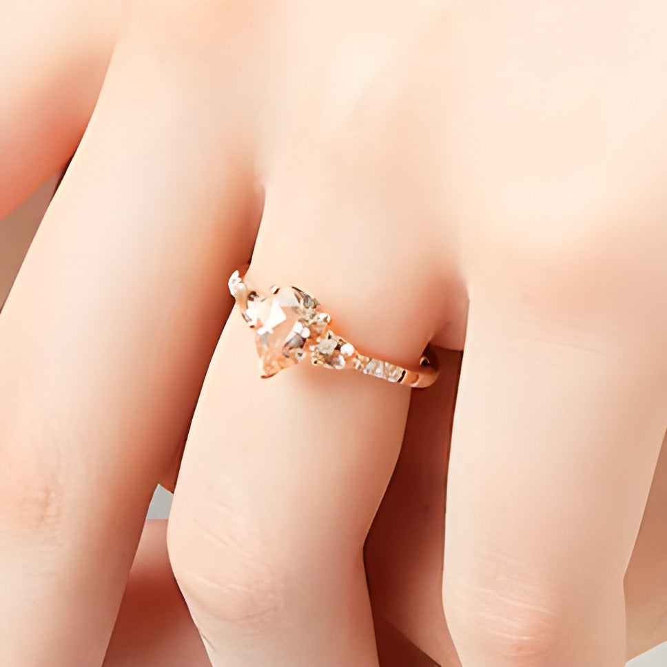 Dreistein-Ring mit tropfenförmigem Morganit und 0,07 ct. Gesamtgewicht Diamanten in 10K Roségold