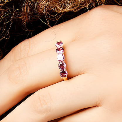 Rhodolith-Granat und 0,2 ct. Gesamtgewicht Diamant Fünfstein-Ring in 10K Gelbgold