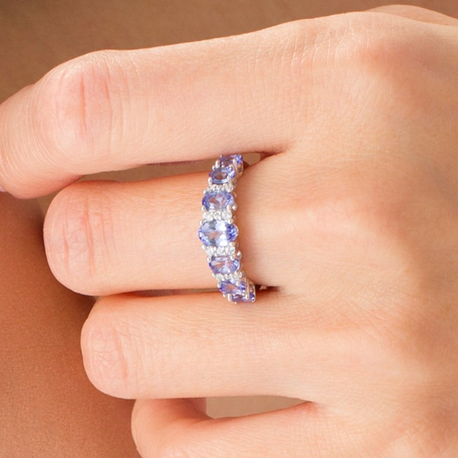 Ring mit ovalem Tansanit und 0,13 ct. Gesamtgewicht Diamanten, abgestuft mit sieben Steinen, in 10K Weißgold