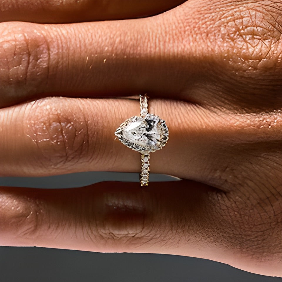 1,5 ct. Gesamtgewicht Verlobungsring mit tropfenförmigem Labordiamant und Halo in 18K Gelbgold (D/IF)
