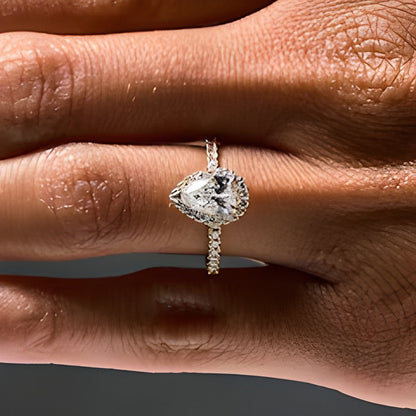 1,5 ct. Gesamtgewicht Verlobungsring mit tropfenförmigem Labordiamant und Halo in 18K Gelbgold (D/IF)