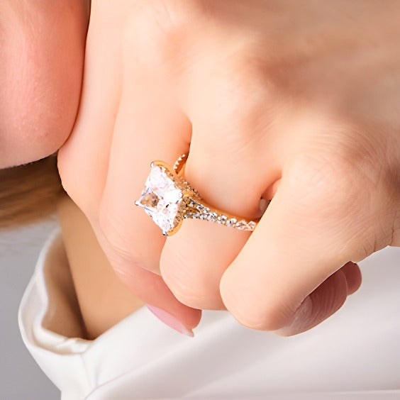 4,5 ct. Gesamtgewicht Verlobungsring Solitär mit seitlichem Besatz mit Labordiamant im Princess-Schliff in 14K Gelbgold (F/SI2)
