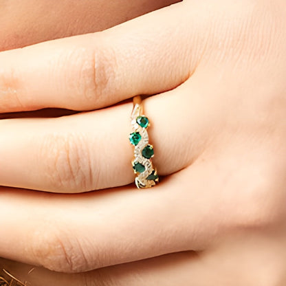 3,0mm Smaragd und 0,17 ct. Gesamtgewicht Diamant Ring mit versetztem Wellenmuster in 14K Gold