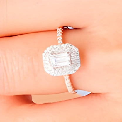 0,75 ct. Gesamtgewicht Verlobungsring mit weißen Diamanten im Smaragdschliff und doppeltem Halo in 14K Roségold