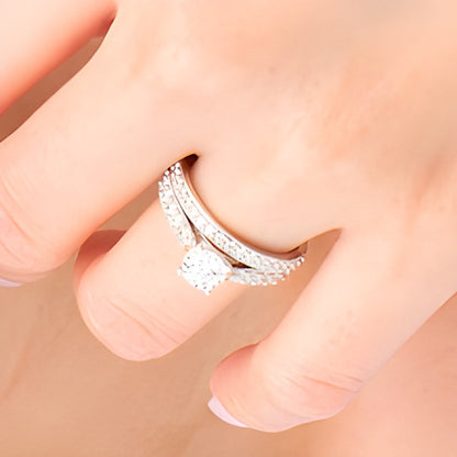 1.0 CT. Gesamtgewicht Diamant-Brautset mit sich verjüngender Ringschiene in 10K Weißgold