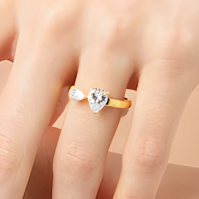 1.5 CT. Gesamtgewicht tropfenförmiger Diamant Toi et Moi Verlobungsring mit offener Schiene in 14K Gelbgold
