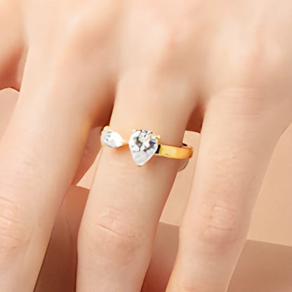 1.5 CT. Gesamtgewicht tropfenförmiger Diamant Toi et Moi Verlobungsring mit offener Schiene in 14K Gelbgold