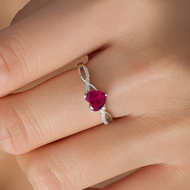 6,0mm herzförmiger Labor-Rubin und 0,05 ct. Gesamtgewicht Diamant Ring mit gedrehter Schiene in 10K Weißgold
