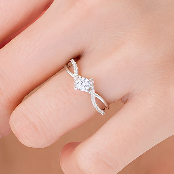 0.5 ct. Gesamtgewicht Diamant Solitär mit seitlichem Besatz Verlobungsring mit Bypass-Schiene in 10K Weißgold