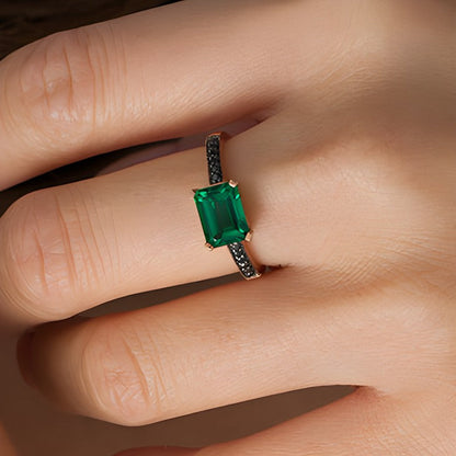 Ring mit Smaragd im Smaragdschliff (Labor) und 0,07 ct. Gesamtgewicht schwarzem Diamant in 10K Roségold